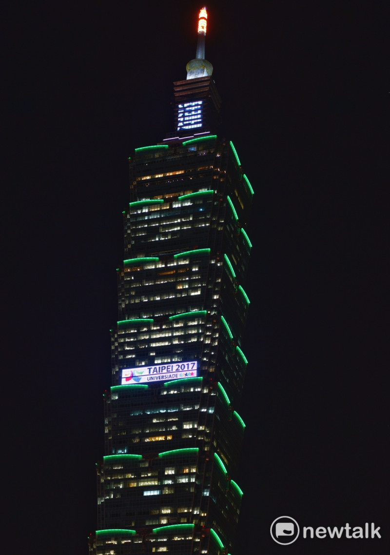 台北知名地標台北101也透過燈光宣傳即將登場的世大運。   圖 : 常日豪 / 攝