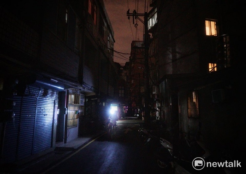台北市萬華區今（17）日晚間9點05分因輸電線跳脫，導致萬華青年路、西園路6700多戶停電。   圖：常日豪/攝