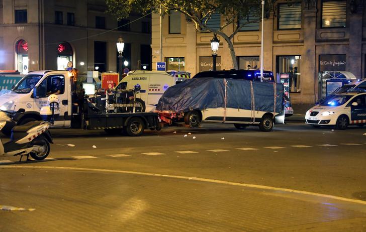 西班牙巴塞隆納市發生廂型車衝撞群眾的恐怖攻擊事件，嫌犯衝撞後，便棄車逃逸。   圖：達志影像 / 路透社