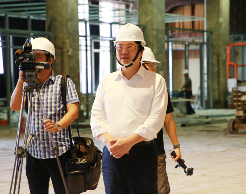 基隆市長林右昌今(18)日前往視察文化中心的工程進度。   圖：基隆市政府提供