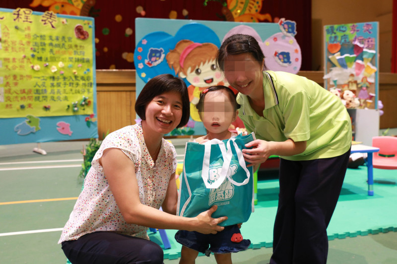 台中市副市長林依瑩昨（17）日前往女監，並贈送Bookstart閱讀禮袋給帶子服刑收容人，希望他們能陪伴孩子閱讀，同時藉著閱讀翻轉人生。   圖：台中市政府