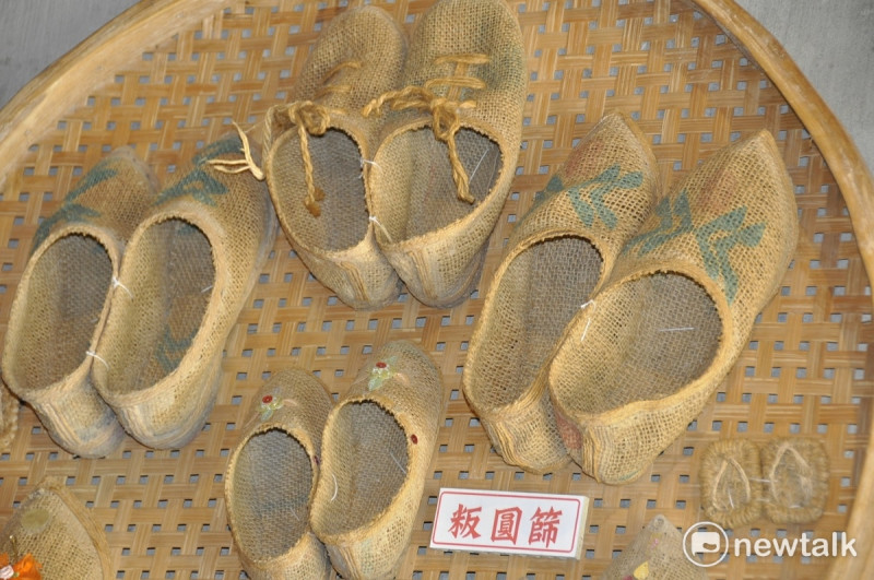 2017桃園地景藝術節中，這樣的自編草鞋已經相當少見，編織技術多已失傳。   圖：陳香蘭/攝