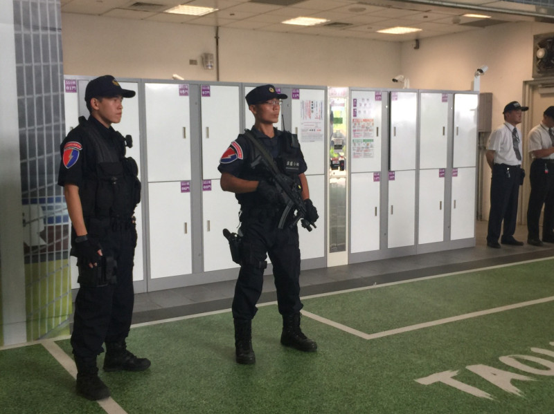 闢靂小組荷槍在桃園機場捷運A9進駐，確保選手與民眾進出安全。   圖：陳奕／攝