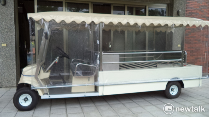 嘉義市政府添購一台電動運棺車，可以遮日避雨，讓往生者走得更有尊嚴。   圖：嘉義市政府/提供