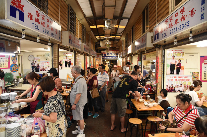 為推廣自帶環保餐具，東門市場舉辦年中慶活動，讓民眾能10元嚐美食。   圖：台北市市場處提供