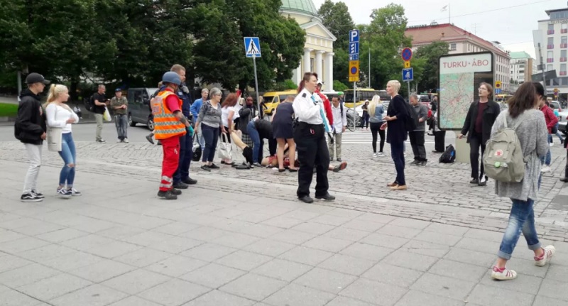 芬蘭圖爾庫（Turku）也傳出當街隨機砍人事件，造成多人受傷。   圖：翻攝YLE網站