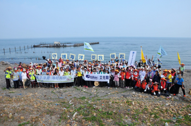 桃園市環保局舉辦「牽手淨灘，海好有你」活動，宣示愛護海洋。   圖：桃園市環保局/提供