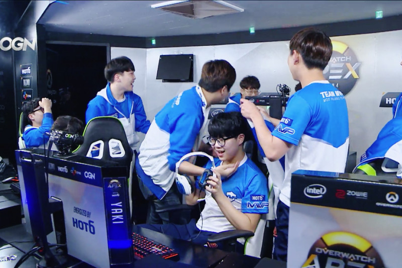 不被看好的MVP Space，在本季開場便打倒被視為「韓國最強」的Lunatic-Hai，獲勝瞬間選手一臉難以置信，開心地互相擁抱。   圖：翻攝自OGN官方twitch