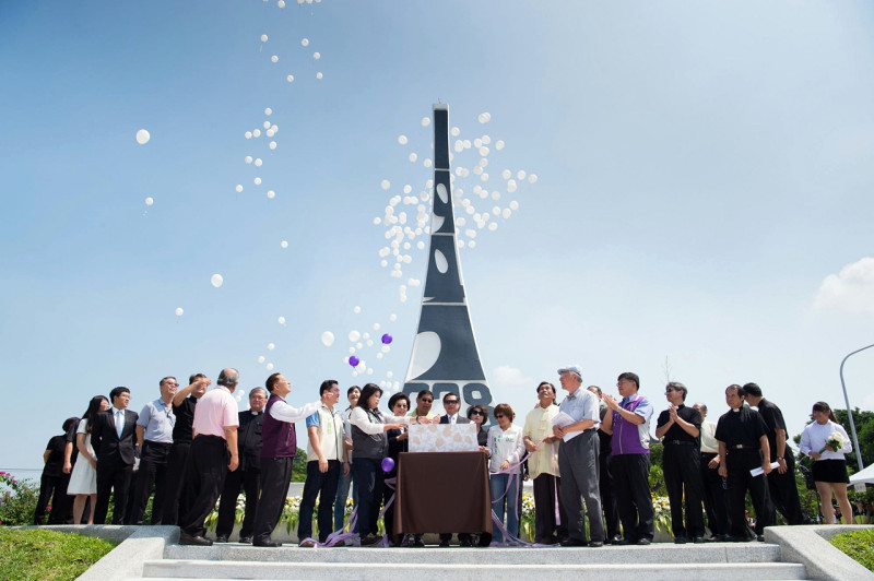 嘉義市政府19日舉行二二八紀念碑遷移重置典禮，現場施放和平氣球。   圖：嘉義市政府提供