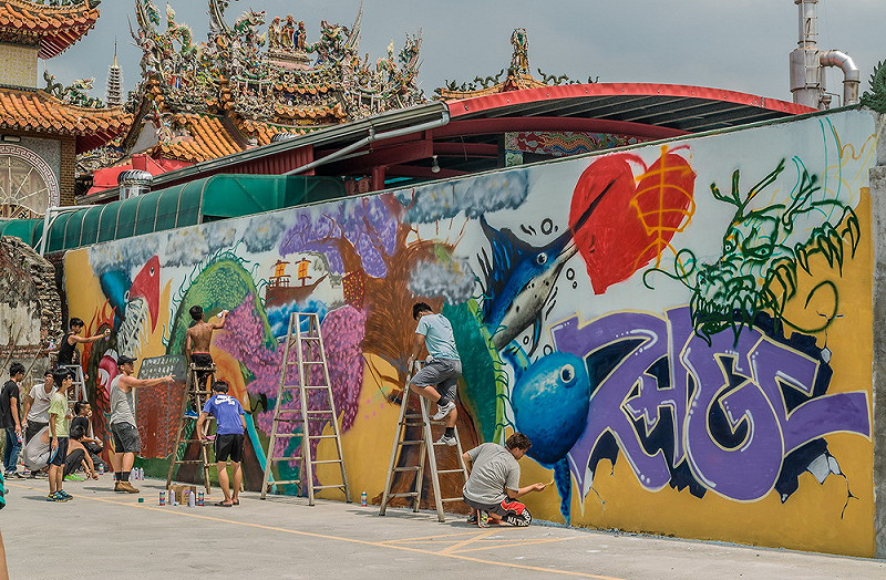 社會局這次特別感謝東港朝隆宮慷慨提供停車場牆面給這一群青少年機會創作。&nbsp;&nbsp;&nbsp;圖:屏東縣社會處提供