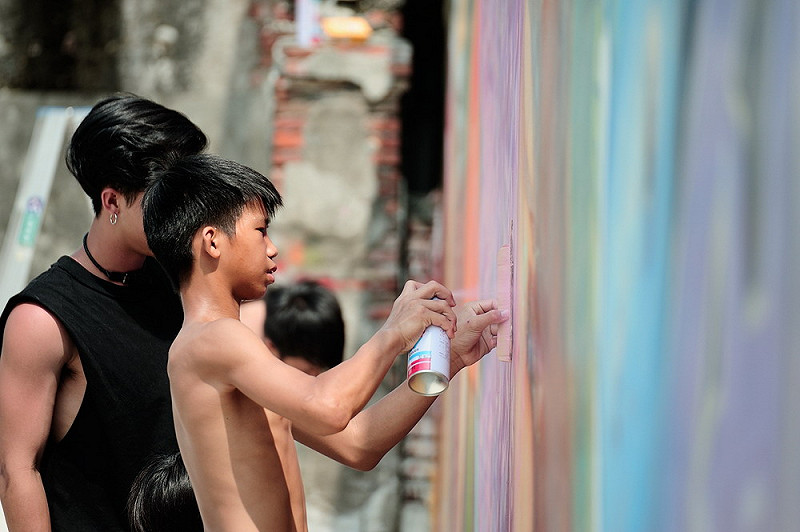 青少年在東港延平老街上的媽祖廟(朝隆宮)塗鴉。&nbsp;&nbsp;&nbsp;圖:屏東縣社會處提供