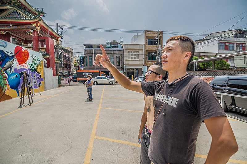 街頭塗鴉團隊D.P.C.現任負責人許文嘉，帶一群青少年一起體驗走上街頭尋找自我的創作樂趣。&nbsp;&nbsp;&nbsp;圖:屏東縣社會處提供