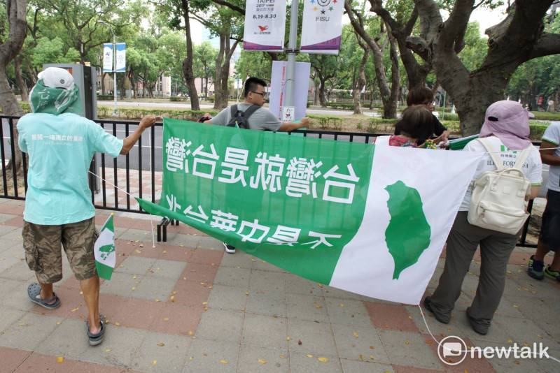 台灣正名運動志工在世大運場外拉起布條，表明「台灣就市台灣 不是中華台北」。   圖：常日豪/攝