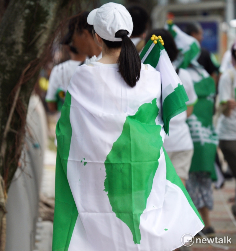 台灣正名運動志工穿起自製衣服。   圖：常日豪/攝