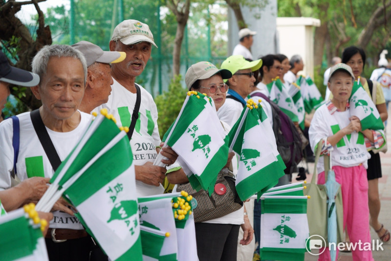 2017世大運場外，台灣正名運動志工在現場發放手搖旗。   圖：常日豪/攝
