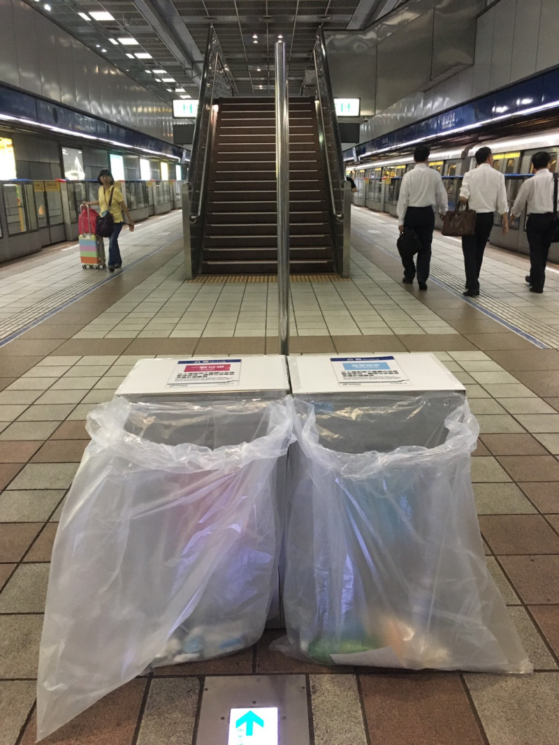 捷運各車站公共區不銹鋼垃圾桶已封住，改以透明塑膠袋方式替代。   圖：翻攝台北捷運官網