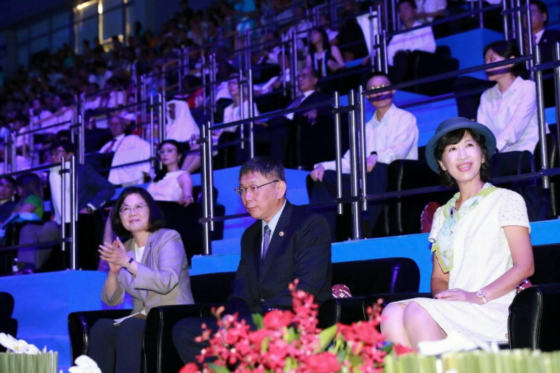 座位安排為總統蔡英文（左起）、台北市長柯文哲、妻子陳佩琪，陳佩琪右邊為前總統馬英九。   圖 : 台北市政府提供