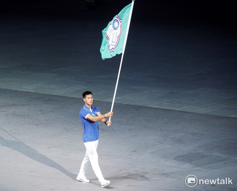 100公尺、200公尺紀錄保持人「台灣最速男」楊俊瀚擔任掌旗官。   圖 : 常日豪/攝