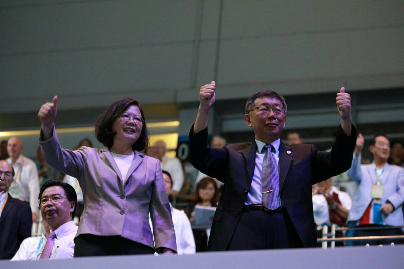 總統蔡英文（左）與台北市長柯文哲（右）對進場選手揮手致意。   圖 : 台北市政府提供