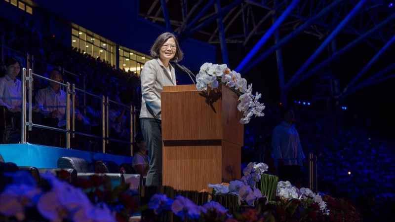 反年改團體在世大運開幕式擋選手入場，總統蔡英文在臉書表示，「如果以為這樣就可以破壞這場賽事，那就太小看台灣了」。   圖：翻攝自蔡英文臉書