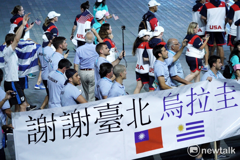 烏拉圭代表團進場，手持「謝謝台北，烏拉圭愛你」繁體中文布條。   圖 : 常日豪/攝