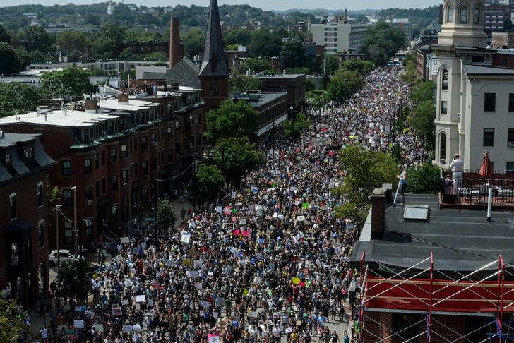波士頓周六爆發大約四萬人參加的大規模反對極右翼和揭露種族主義行徑的遊行示威，過程中雖傳出零星警民衝突，但沒有人受傷，總共有27人被捕。   圖：達志影像/路透社