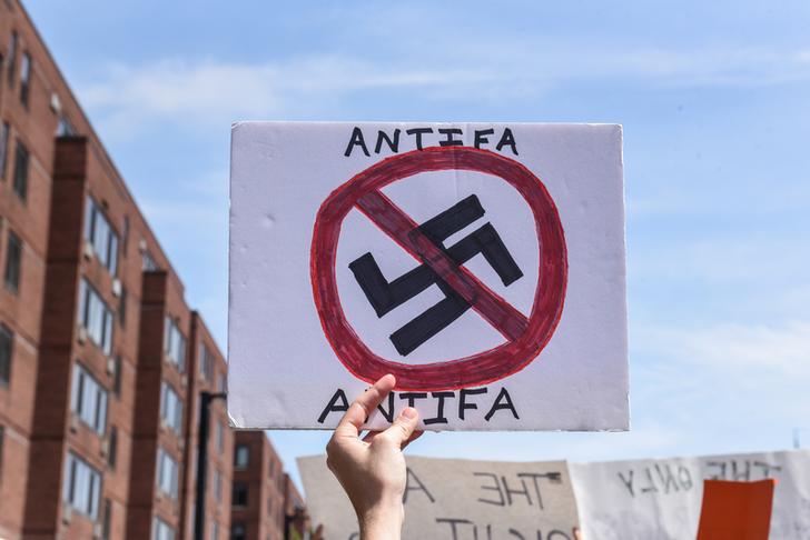 示威者高舉寫着「納粹滾回家去」、「這裡容納不下仇恨」等牌子。   圖：達志影像/路透社