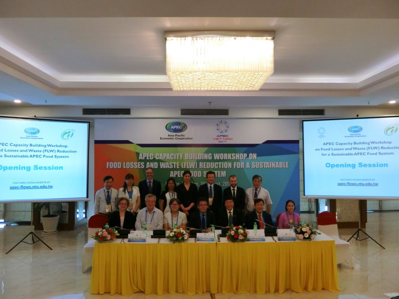 台灣與越南在越南芹苴共同舉辦「APEC降低糧損與永續糧食體系能力建構研討會」，與會學者專家合影。   圖 : 農委會/提供