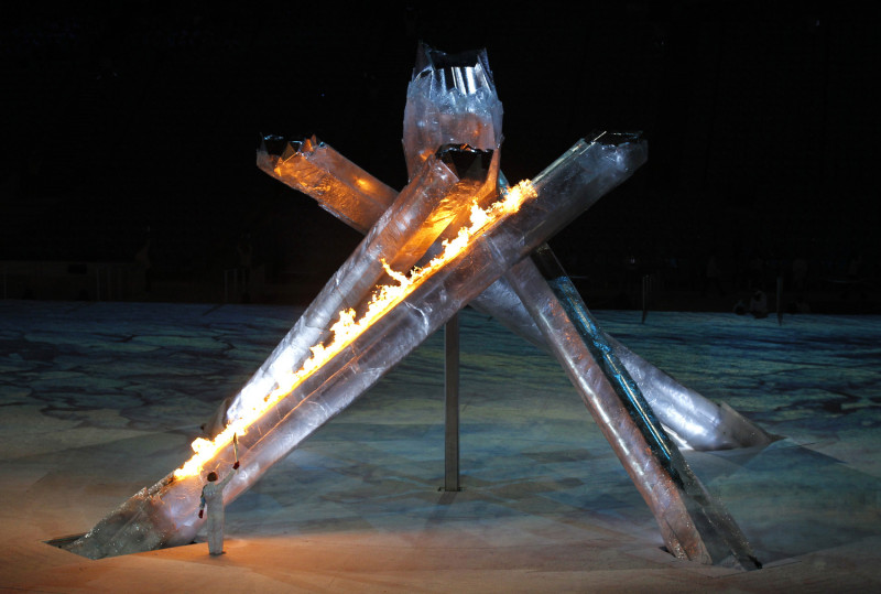 2010年的溫哥華冬奧閉幕式上，競速滑冰選手Lemay Doan點燃聖火柱裝置的第四支，同樣的裝置曾在開幕式上因為機械問題而沒有升起，主辦單位在閉幕式上用行動幽自己一默，化差錯為滿堂掌聲。   圖：達志影像/美聯社