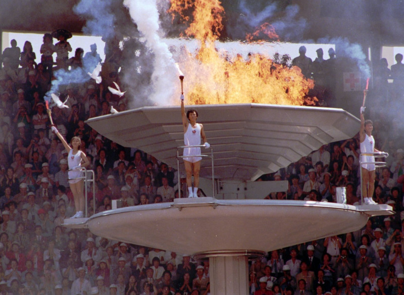 1988年首爾奧運開幕典禮，釋放和平鴿的經典橋段演變成火烤鴿，自此奧運不再放鴿。   圖：達志影像/美聯社