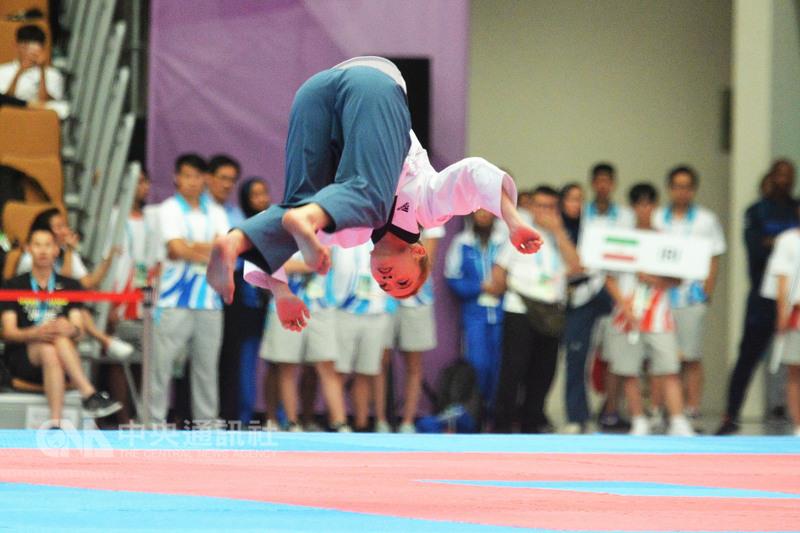 台北世大運賽事正式展開，20日進行的跆拳道個人品勢 項目，中華隊女子選手林侃諭（中）一路闖進決賽，最 後為中華隊奪得一面銀牌。   