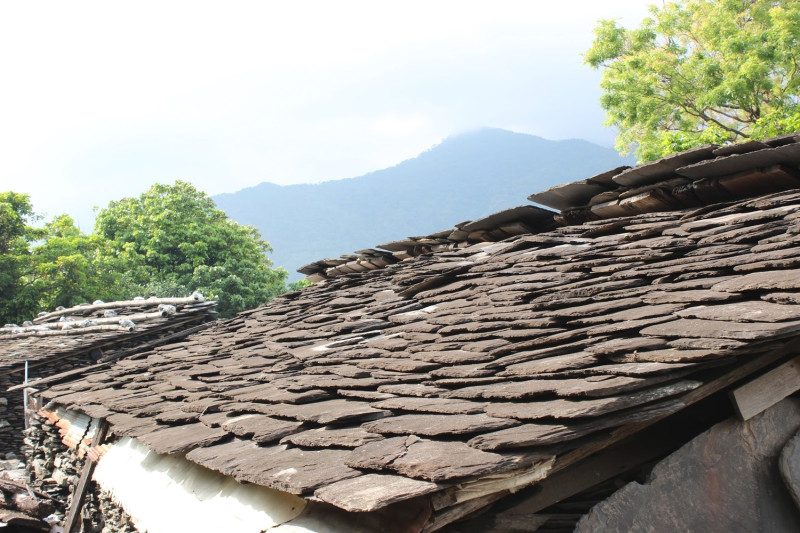 排灣族的家屋，屋頂仿蛇鱗紋理重疊擺放石板，方便排雨水。   圖:Google地球／提供