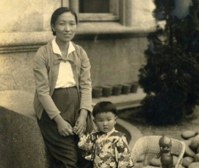 山口洋子奶奶(右)小時候在金瓜石生活的照片，也在黃金博物館「礦山那些年－開山120週年紀念展」中展出。   圖：黃金博物館提供