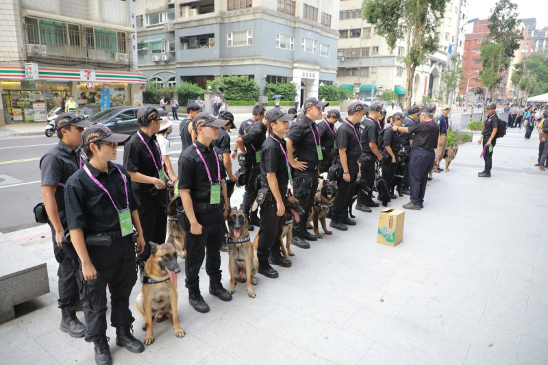 新北市警察局派出「警犬隊」參與維安作業，每隻狗狗都換上繡有台灣國旗的工作胸背，穿梭在會場周圍保護選手的安全。   圖：翻攝自新北市政府警察局 警犬隊 NTPD K-9 UnitFB粉絲專頁
