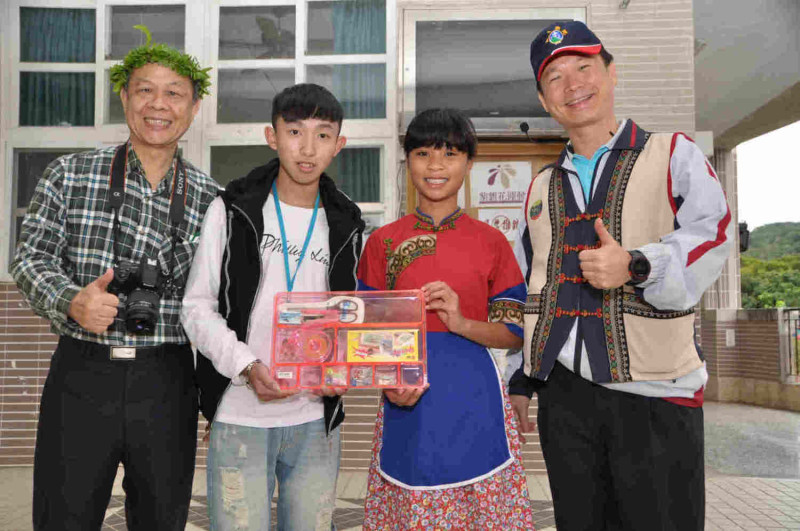 私立景文高中校長許勝哲（圖 左），鼓勵學生多學習與多試探，送愛到偏郷。   圖:教育部提供