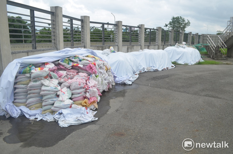 天鴿颱風來勢洶洶，嘉義市政府已備妥沙包，供民眾取用。   圖：蔡坤龍/攝