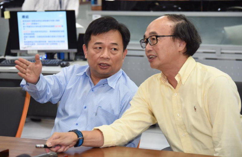 行政院副院長林錫耀（右）今（21）天視察中央氣象局， 左邊是氣象局長辛在勤。   圖：行政院/提供