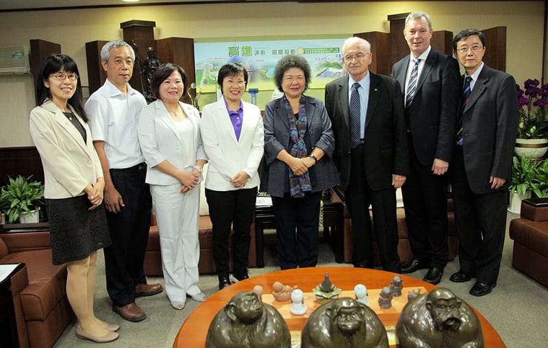 世界運動總會 (IWGA) 前主席 Ron Froehlich (朗弗契) 及現任執行長 Achim Gossow (阿罕高索) 今(21) 日專程到高雄拜會市長陳菊，並與前KOC常務董事劉世芳立委及執行長許釗涓等人合照。&nbsp;&nbsp;&nbsp;圖 : 高雄市政府/提供