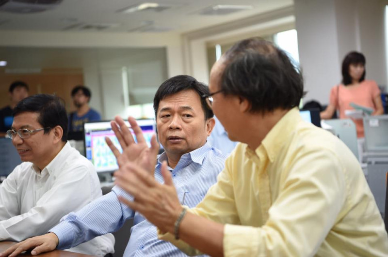 行政院副院長林錫耀（右）今（21）天視察中央氣象局， 左邊是氣象局長辛在勤。   圖：行政院/提供