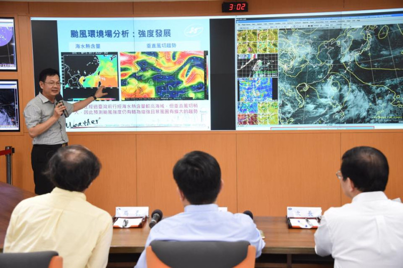 行政院副院長林錫耀聽取氣象局對於天鴿颱風的警戒報告。   圖：行政院/提供