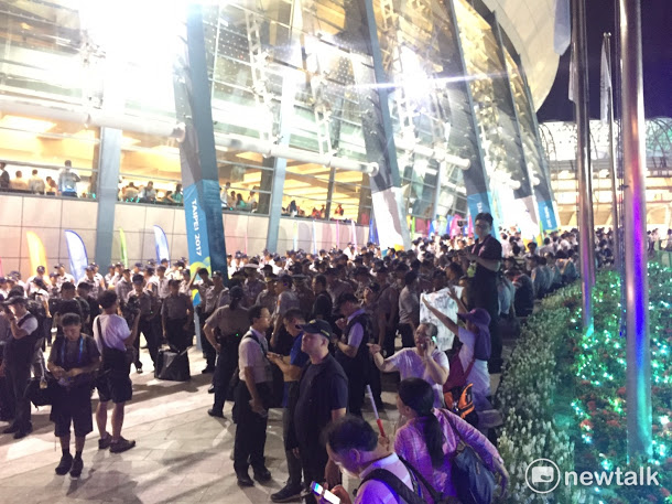 反年改團體抗議，造成世大運部分國家選手進場被阻擋，各界矛頭指向台北市警局長邱豐光處理不當。   圖：新頭殼資料照片