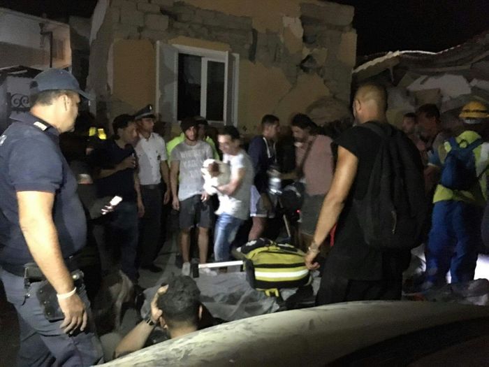 義大利那不勒斯外海的熱門旅遊景點伊斯契亞島發生芮氏規模4.0地震，搜救單位從瓦礫堆裡救出受困孩童。   圖：翻攝ANSA官網