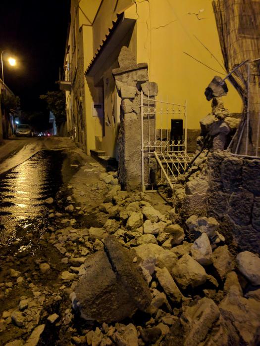 伊斯契亞島發生芮氏規模4.0地震，不少建築物倒塌。   圖：翻攝ANSA官網