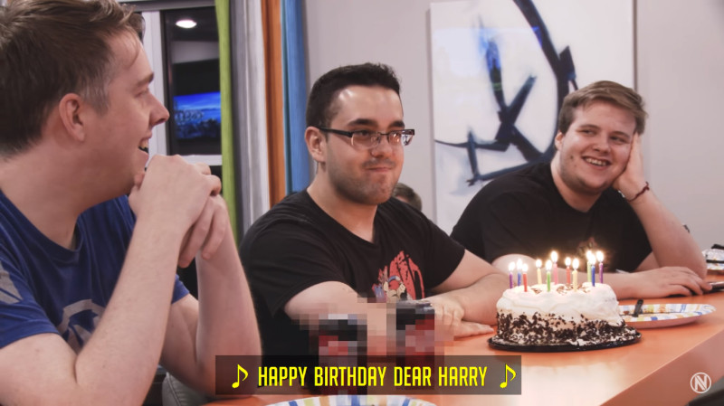 團員順便幫隊長「HarryHook」舉辦了慶生派對。   圖 : 翻攝自Team EnVy Youtube