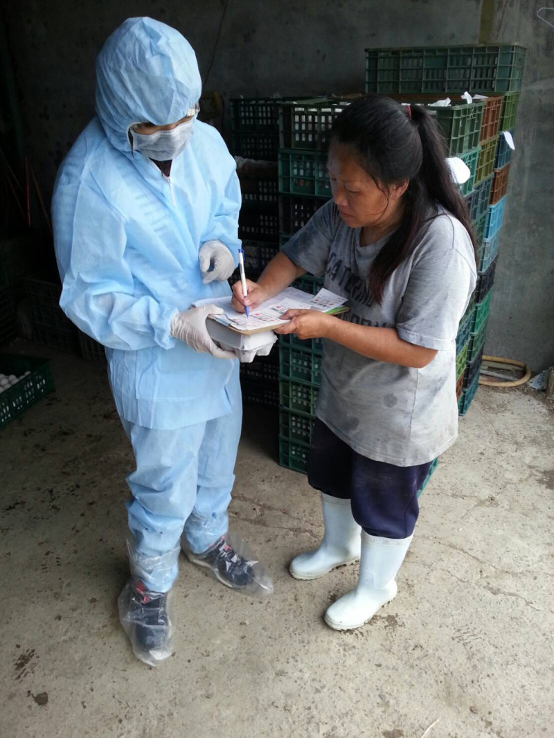 防止芬普尼毒雞蛋蔓延，屏東縣衛生局人員到蛋場進行抽樣檢測。   圖 : 屏東縣政府/提供