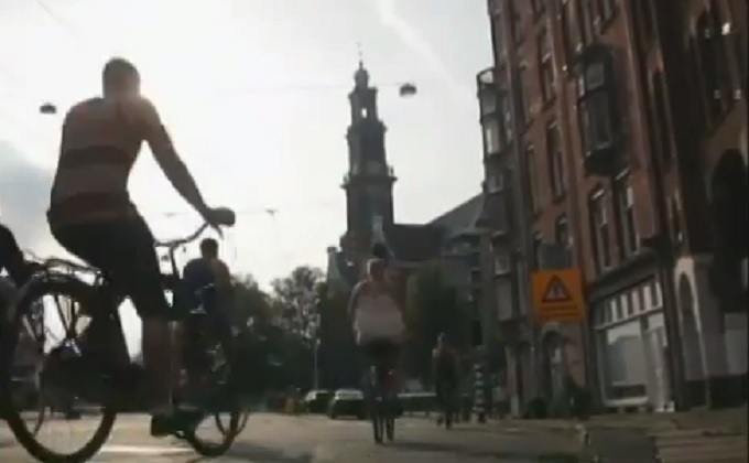 荷蘭人愛騎自行車，總為停車空間短缺傷透腦筋。   圖：翻攝網路