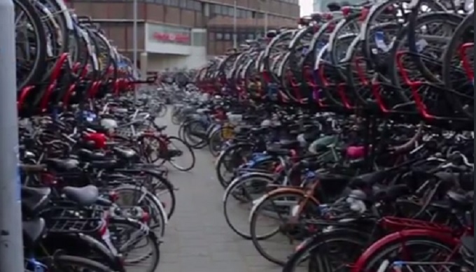 荷蘭功推廣城市自行車政策，但也帶來了停車問題的副作用。   圖：翻攝網路