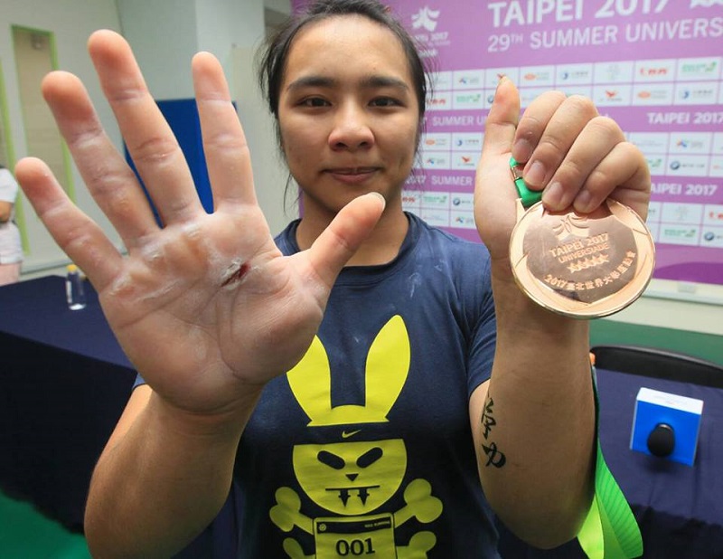 江念欣在女子63公斤級舉重項目中拿下銅牌，再次讓世界看見台灣舉重的實力。   圖：體育署與大專體總提供