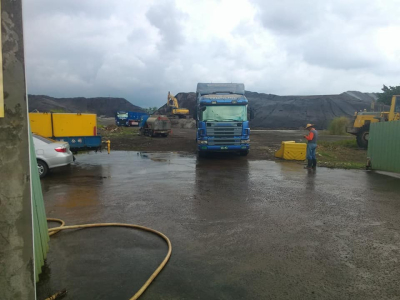 屏東萬丹鄉約15萬噸的爐渣，從今(106)年5月開始清運作業，地勇公司表示，無法尋求適當堆置場所，才導致進度延遲 。   圖：取自《全球保護環境聯盟》臉書社團