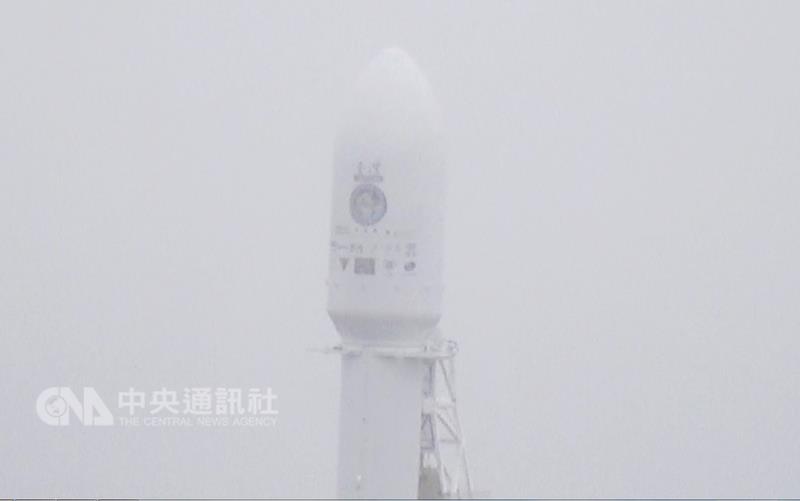 封裝福衛五號的鼻錐罩，是火箭第2節結構的一環，外 觀標誌著「臺灣」中英文字樣。   圖 : 中央社
